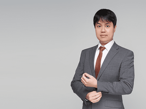 회색 배경의 정장 차림 남성 전신 사진