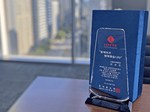 협약식을 기념해 문서를 들고 선 두 사람