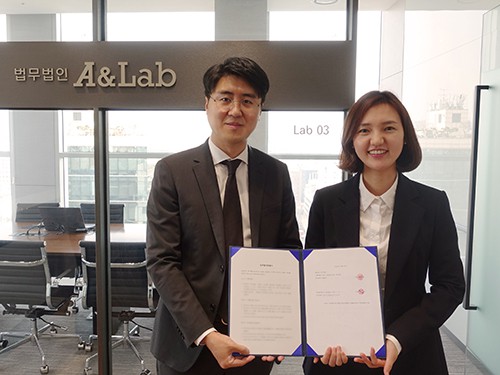 회의실에서 노트북으로 회의하는 장면